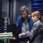IT-Dienstleister für die Instandhaltung: Kontrolle im Serverraum